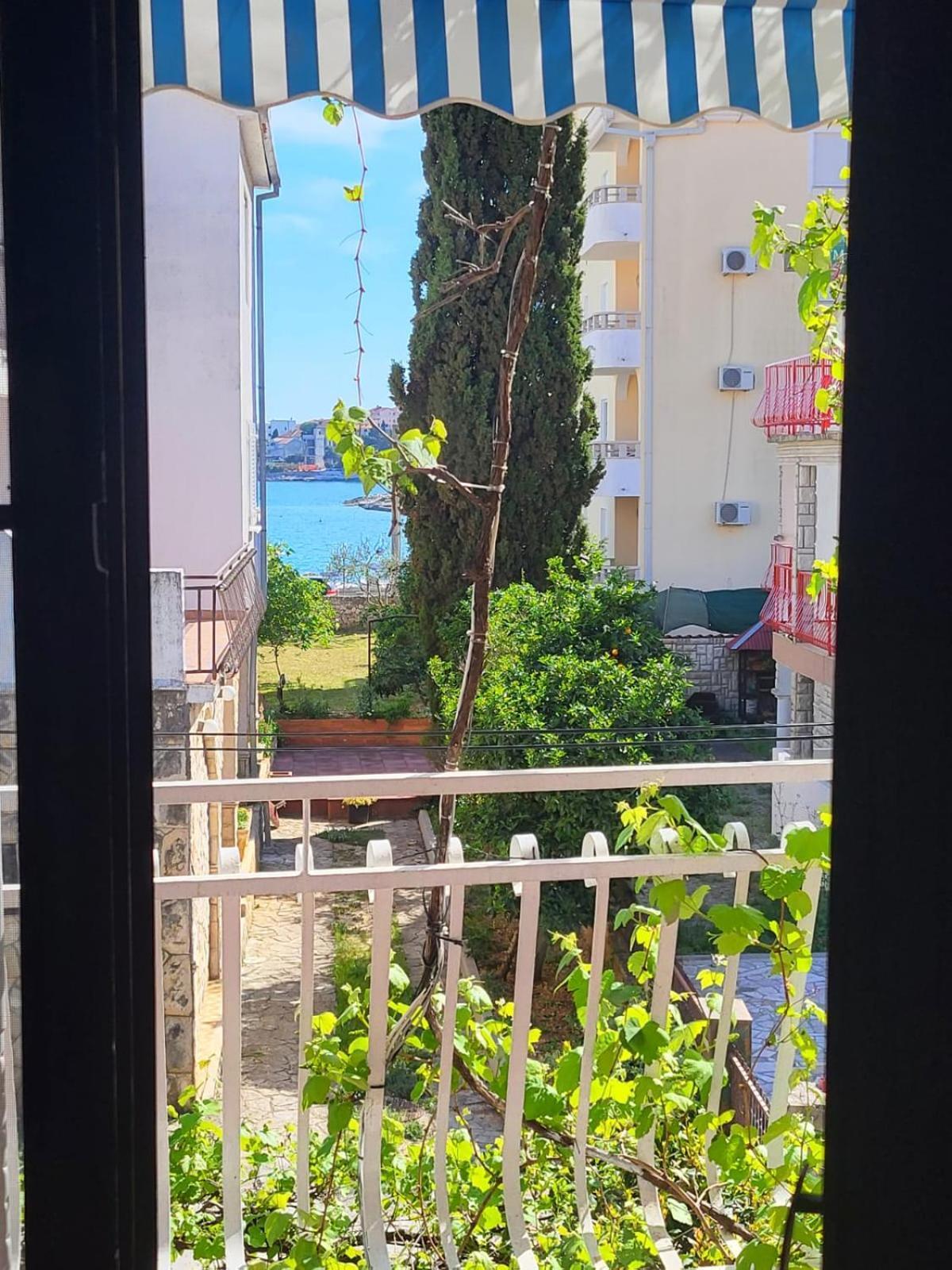 Apartment Bunjo'S Beach House Trogir Ngoại thất bức ảnh